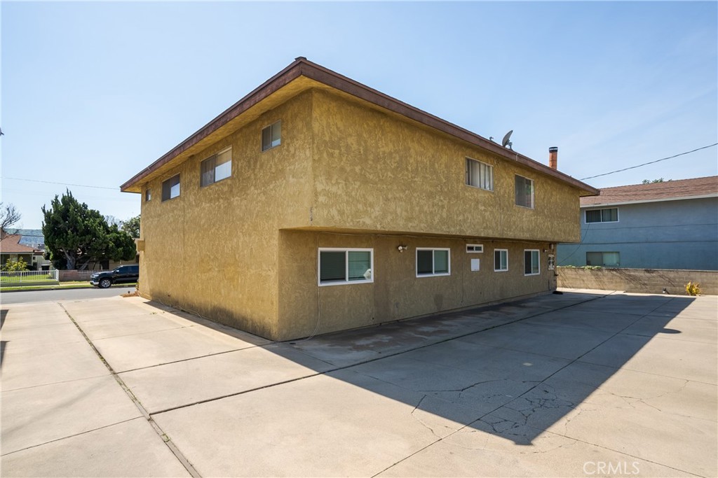 215 E Navilla Place Property Photo 4