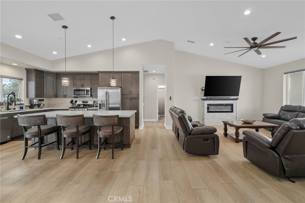 10983 Redwood Avenue Property Photo 4