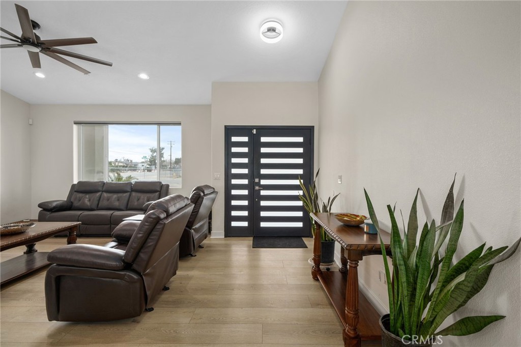 10983 Redwood Avenue Property Photo 6