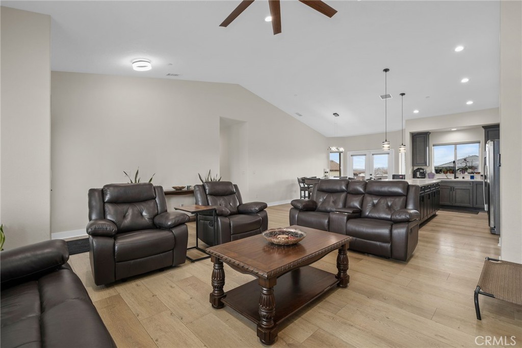 10983 Redwood Avenue Property Photo 9