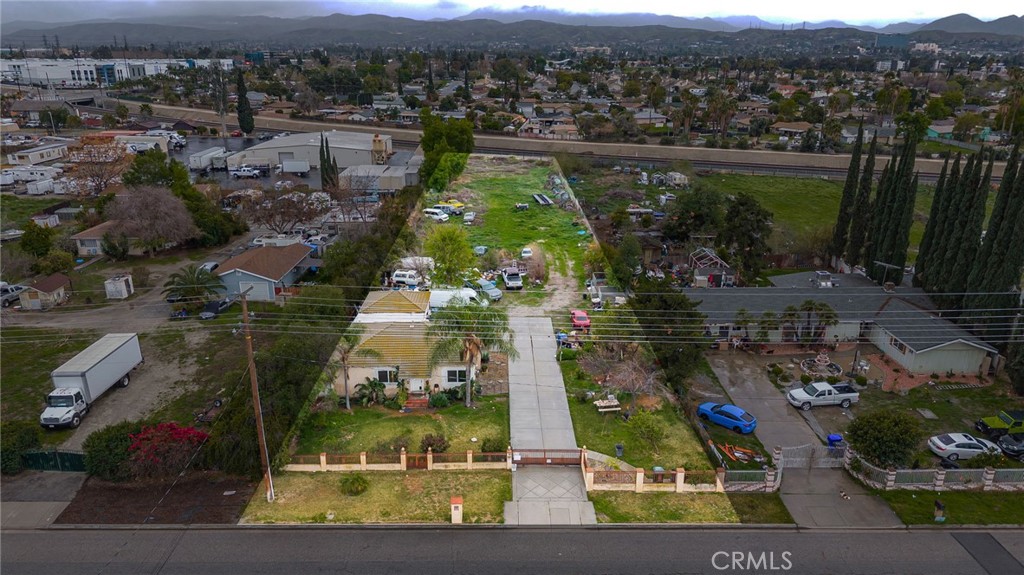 1905 E Victoria Avenue Property Photo 2