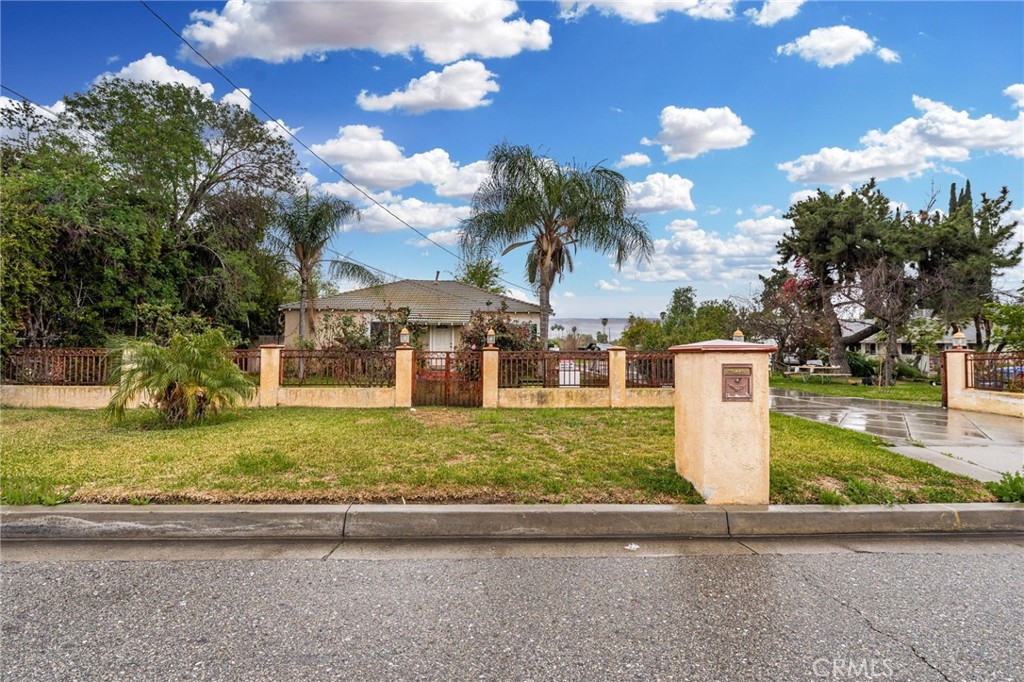 1905 E Victoria Avenue Property Photo 11