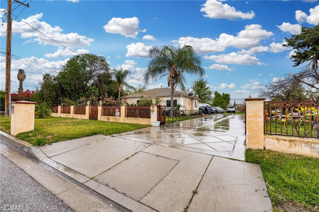 1905 E Victoria Avenue Property Photo 13