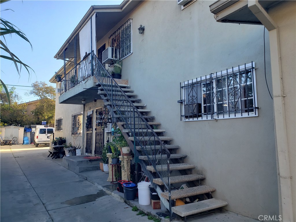 2727 E 6th Street Property Photo 4