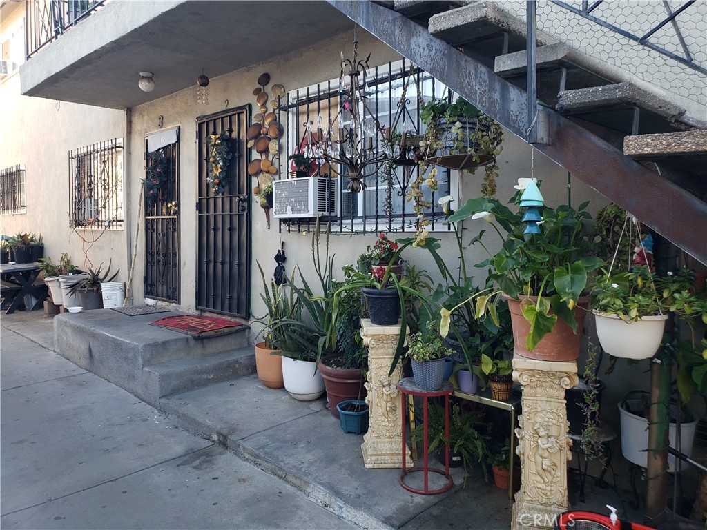 2727 E 6th Street Property Photo 5
