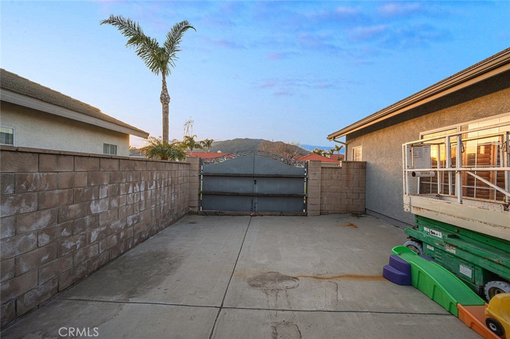 4055 N Redwood Avenue Property Photo 40