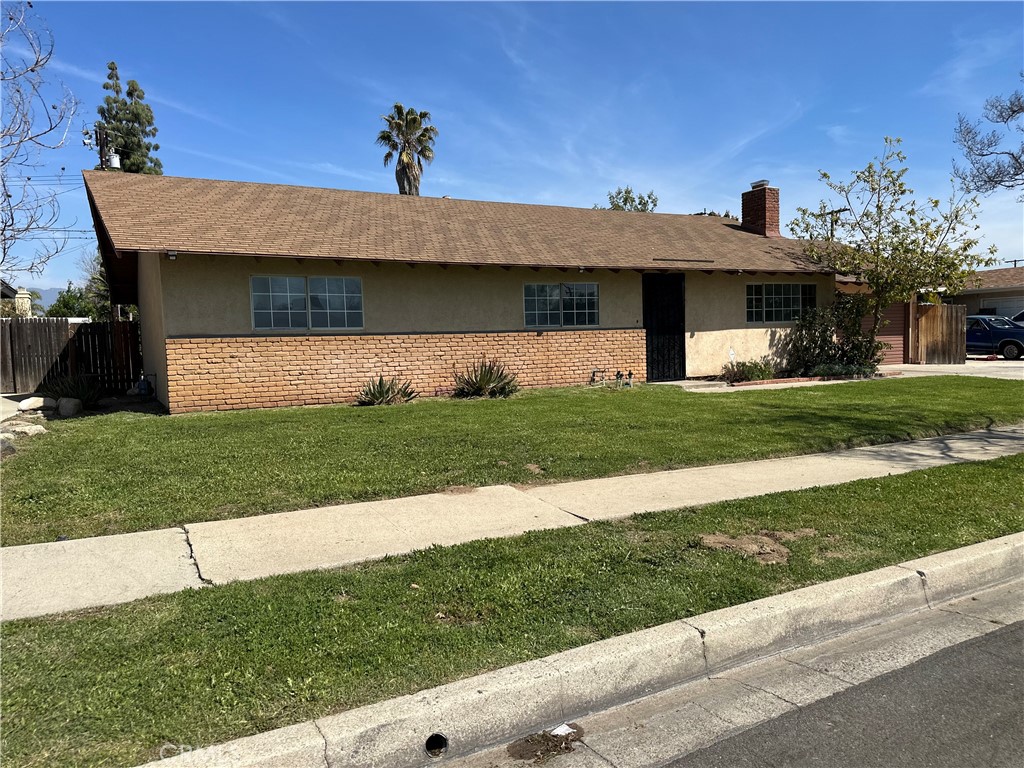 878 E Holly Street Property Photo 1