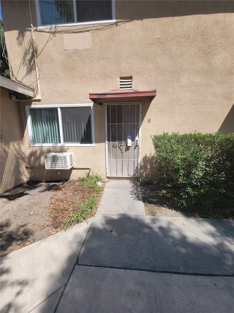 4505 Canoga B Property Photo 1