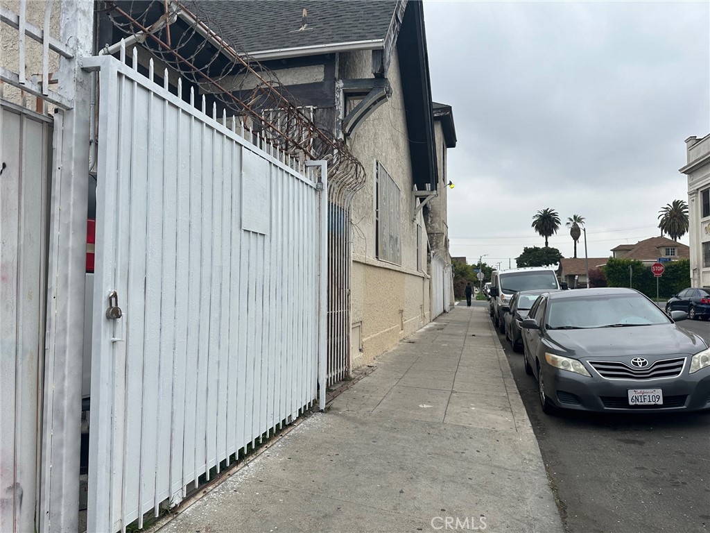 856 E 23rd Street Property Photo 3