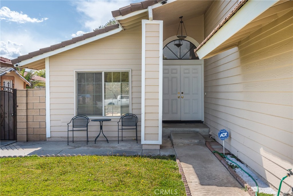1076 N Ironwood Avenue Property Photo 5