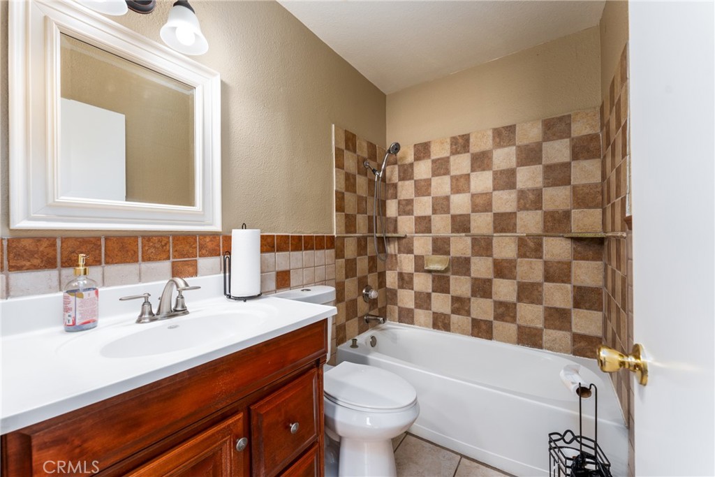 1076 N Ironwood Avenue Property Photo 26