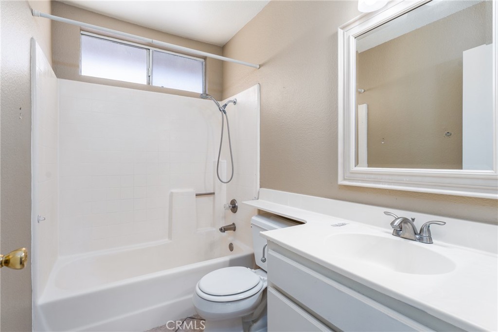 1076 N Ironwood Avenue Property Photo 28