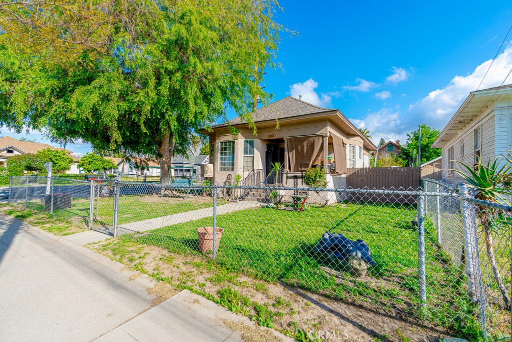698 W 8th Street Property Photo 1