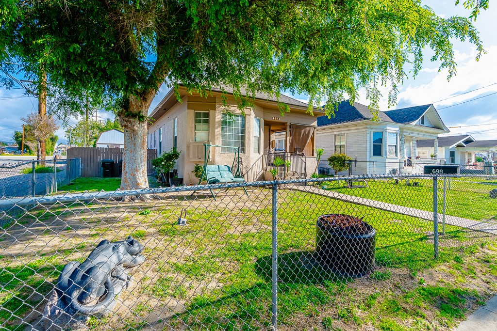 698 W 8th Street Property Photo 3