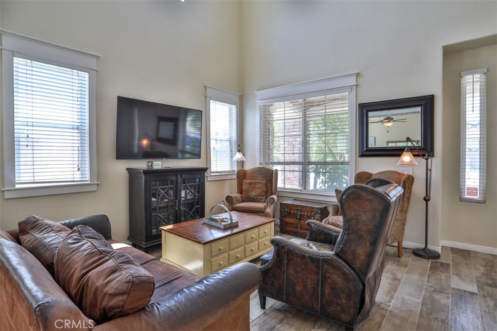 6807 N Huntington Drive Property Photo 6