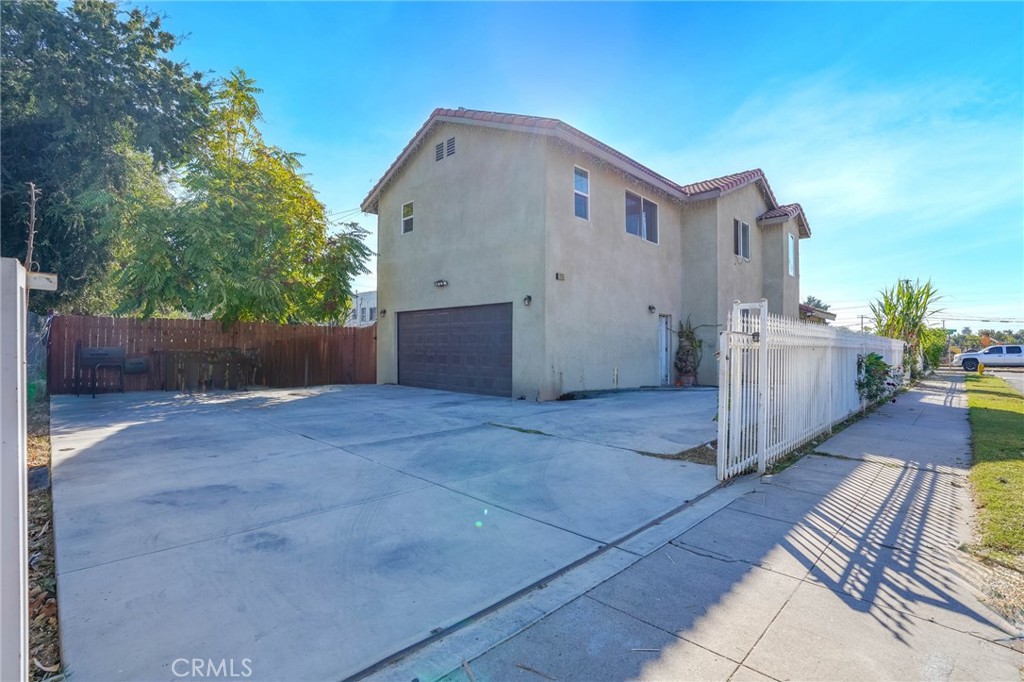 1365 N Crescent Avenue Property Photo 2