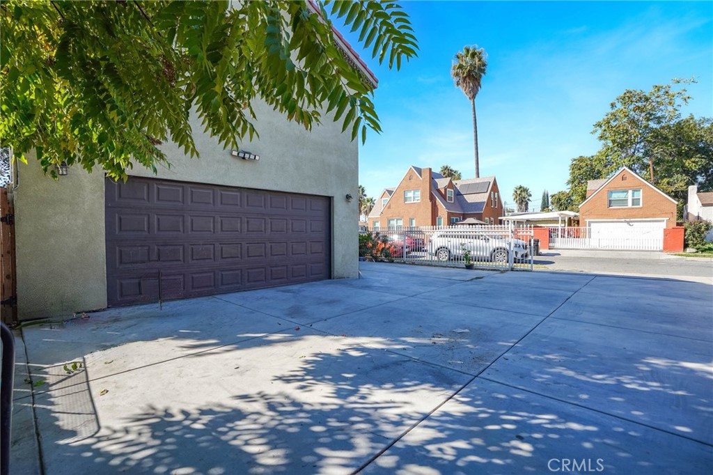 1365 N Crescent Avenue Property Photo 3