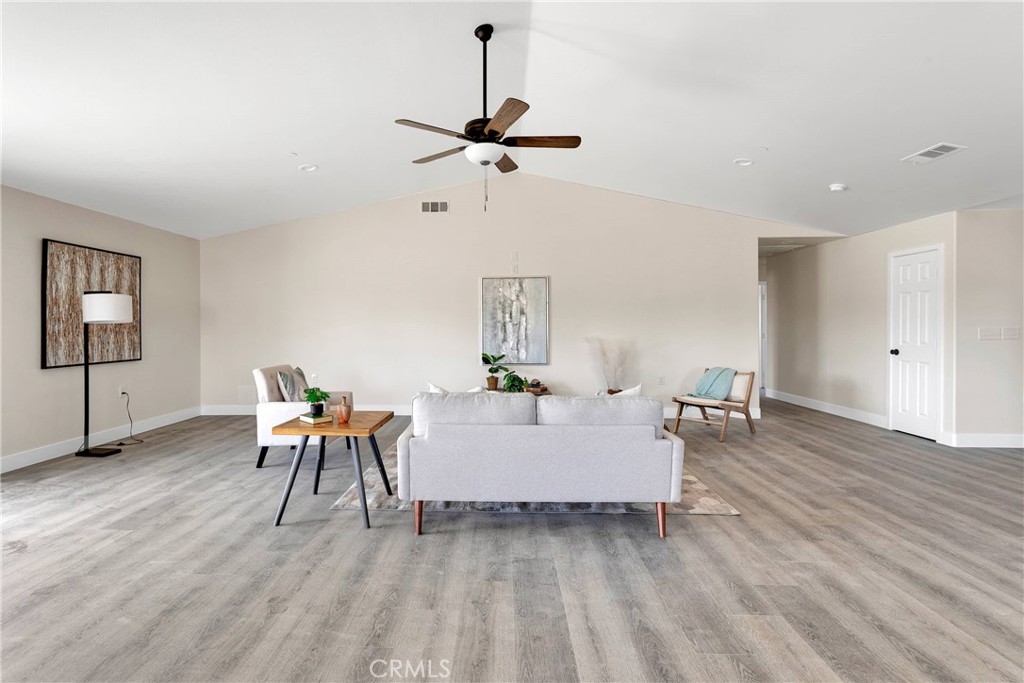 8698 Oakwood Avenue Property Photo 8