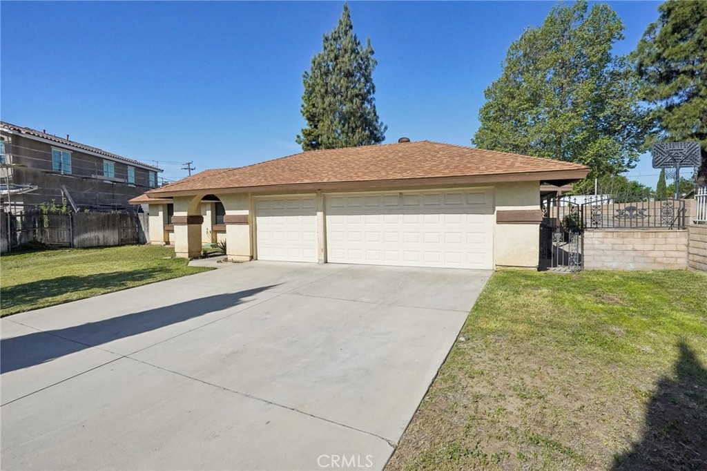 872 S Quince Avenue Property Photo 2