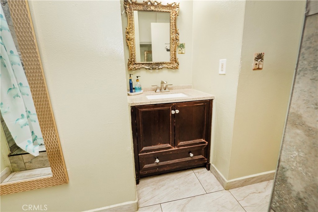 334 S Sycamore Avenue Property Photo 17