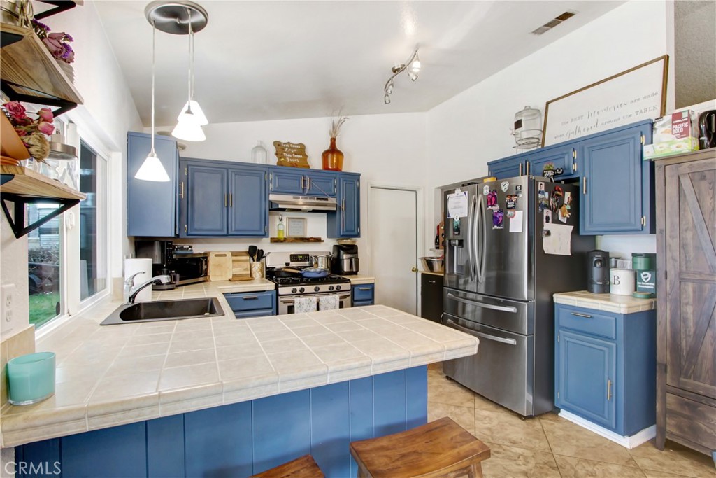 645 W James Street Property Photo 8