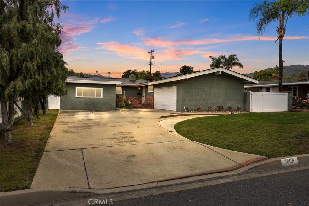 1005 E Woodland Lane Property Photo 1
