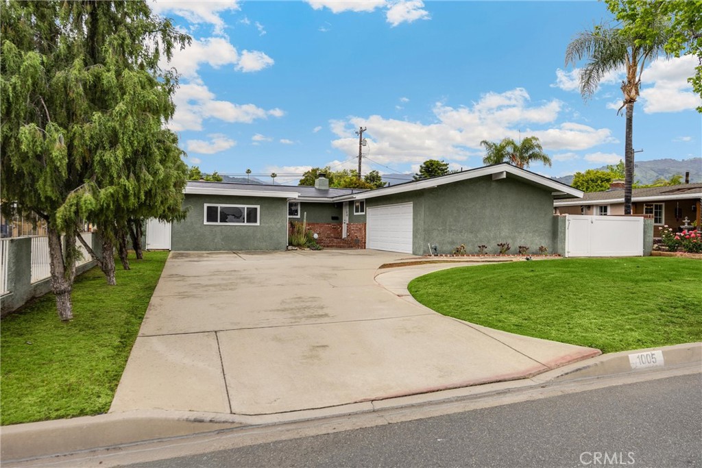 1005 E Woodland Lane