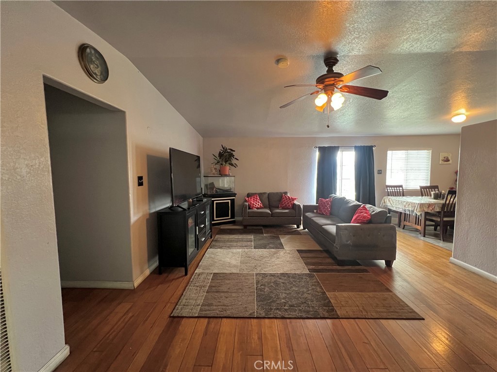 527 E King Street Property Photo 4