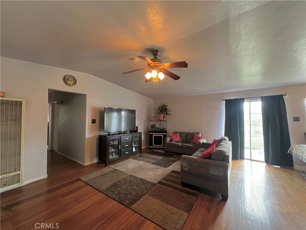 527 E King Street Property Photo 5