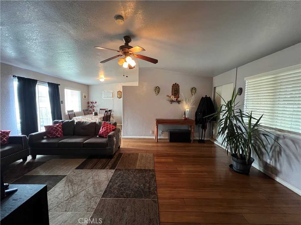527 E King Street Property Photo 6