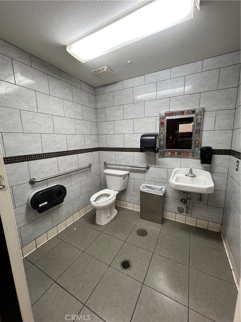 1128 W Mission Boulevard Property Photo 7