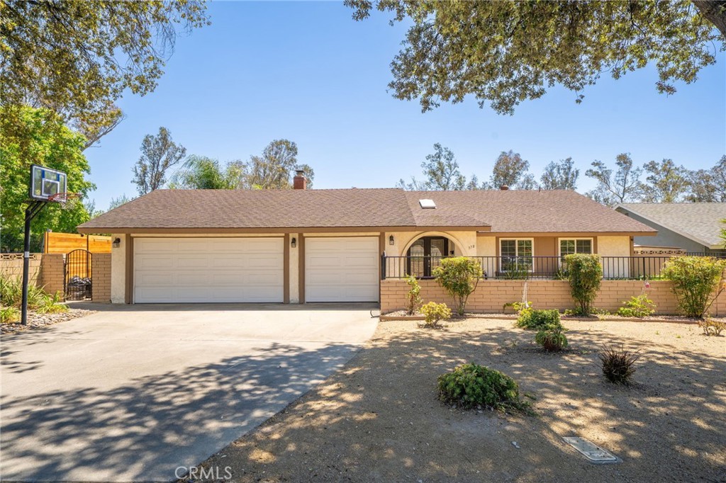 378 E Radcliffe Drive Property Photo 1