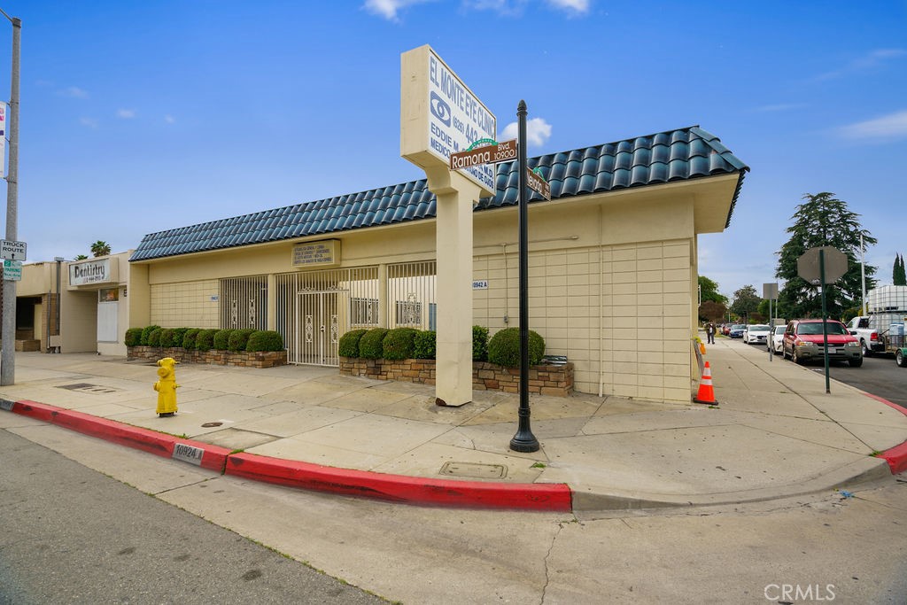 10942 Ramona Boulevard Property Photo 3