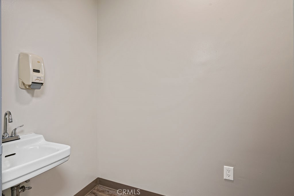 10942 Ramona Boulevard Property Photo 15
