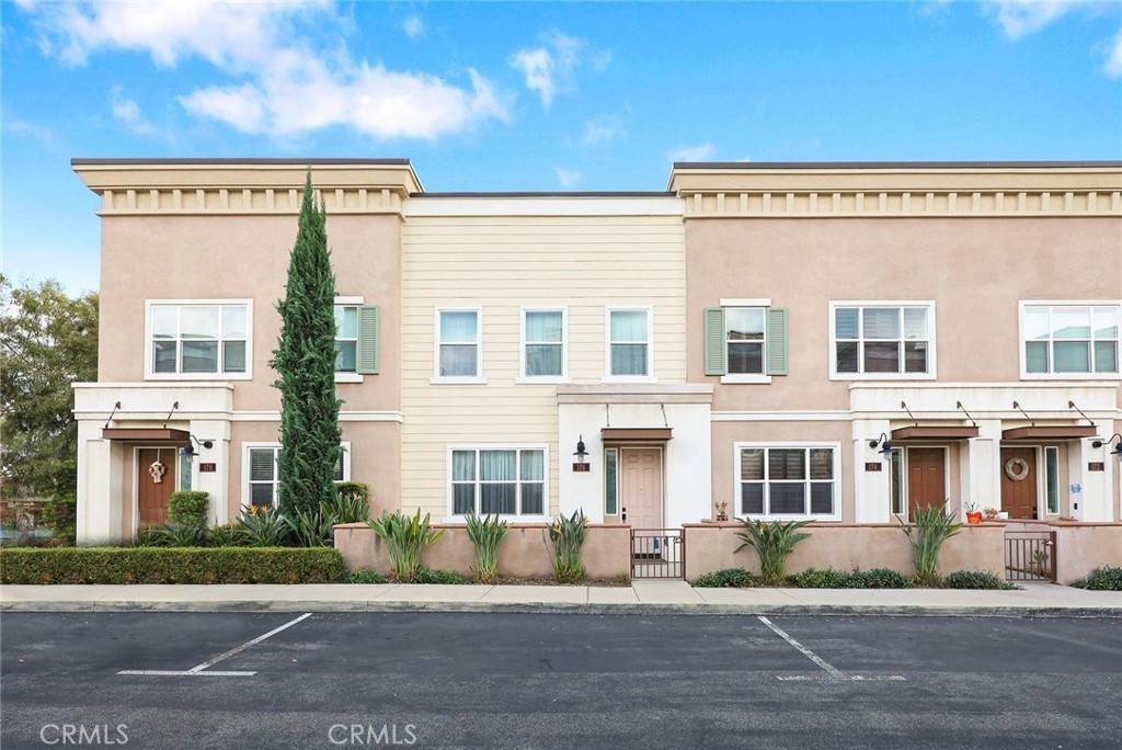 176 E Commercial Street Property Photo 1