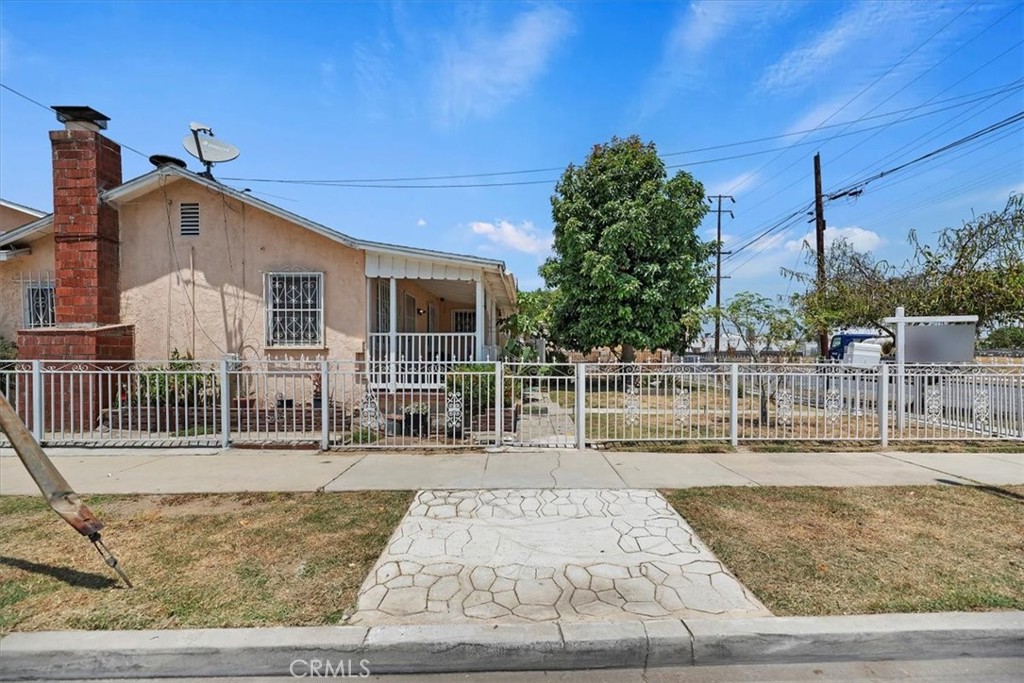 1218 S Sultana Avenue A Property Photo 1