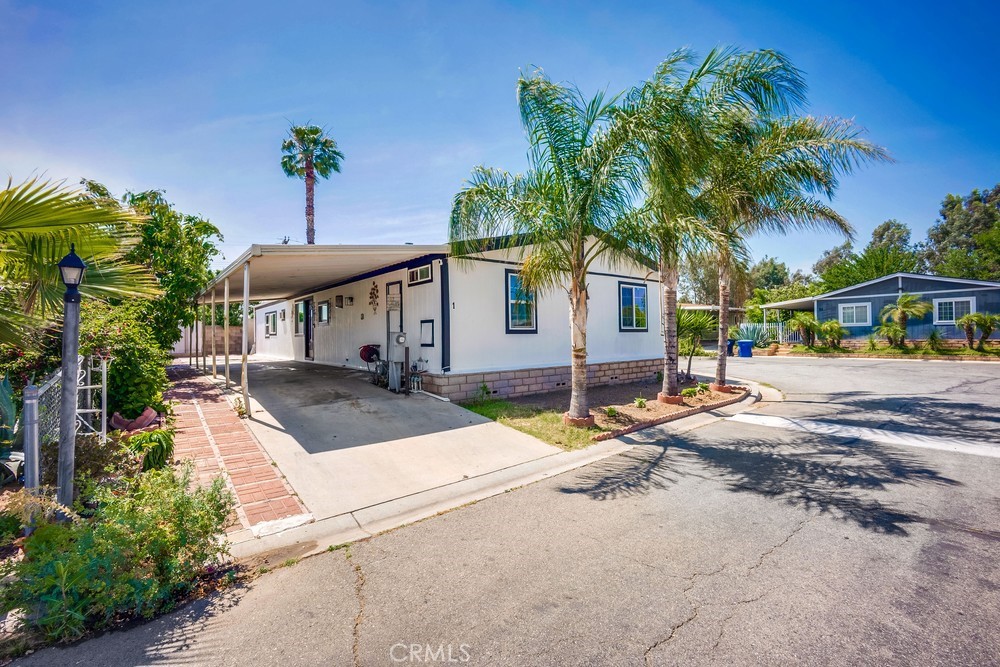 201 S Pennsylvania Avenue 01 Property Photo 2