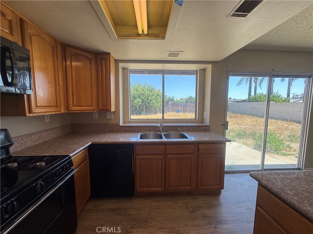 15569 Athol Street Property Photo 14
