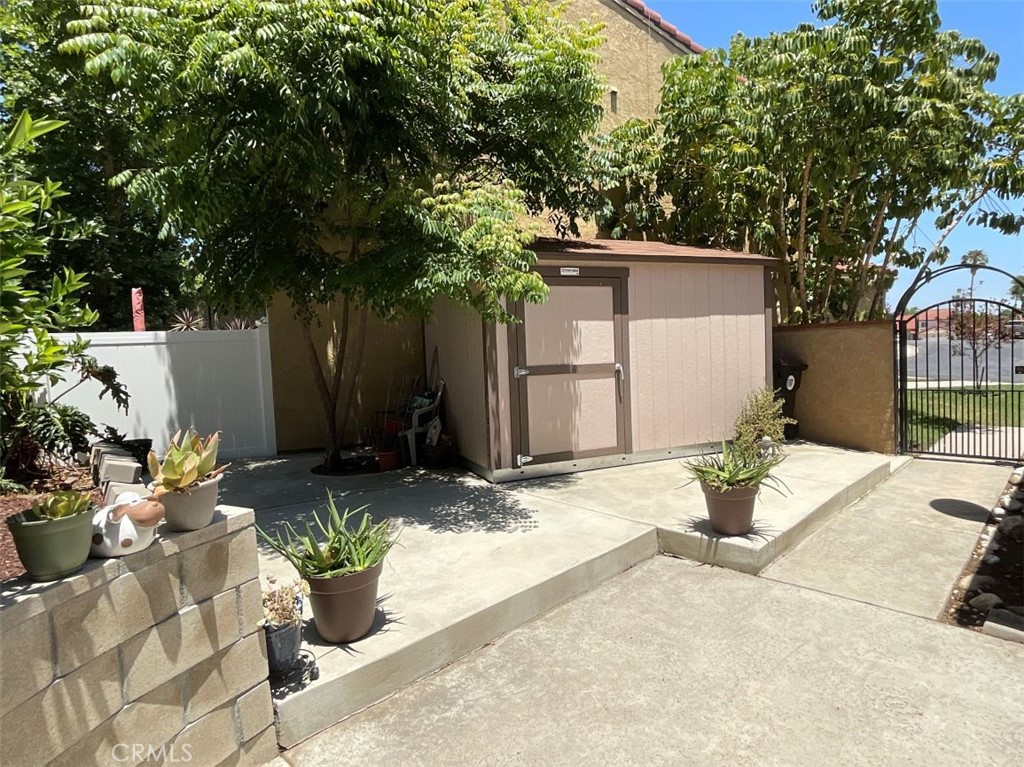 6720 Shaded Wood Place Property Photo 5