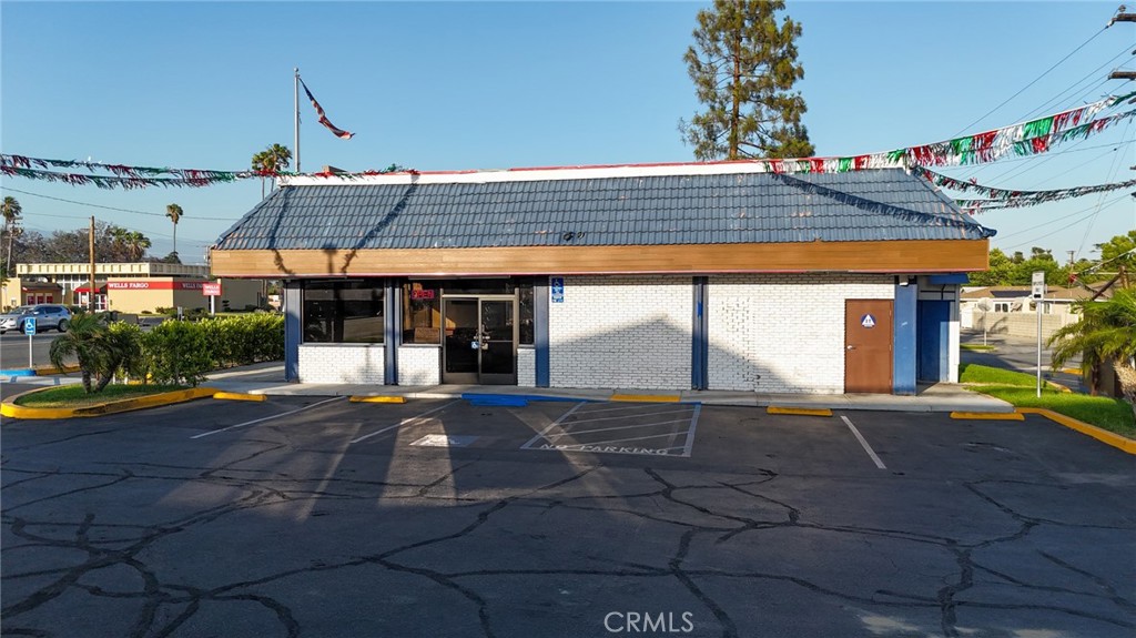 201 W Foothill Boulevard Property Photo 2