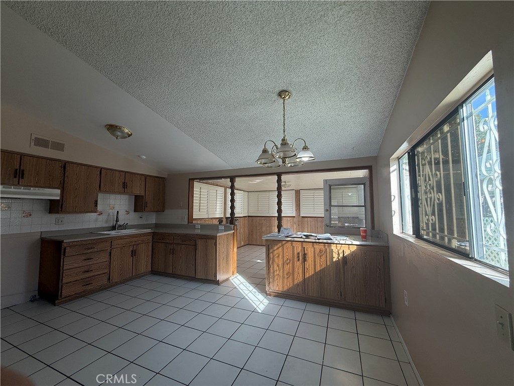 941 S Sycamore Avenue Property Photo 3