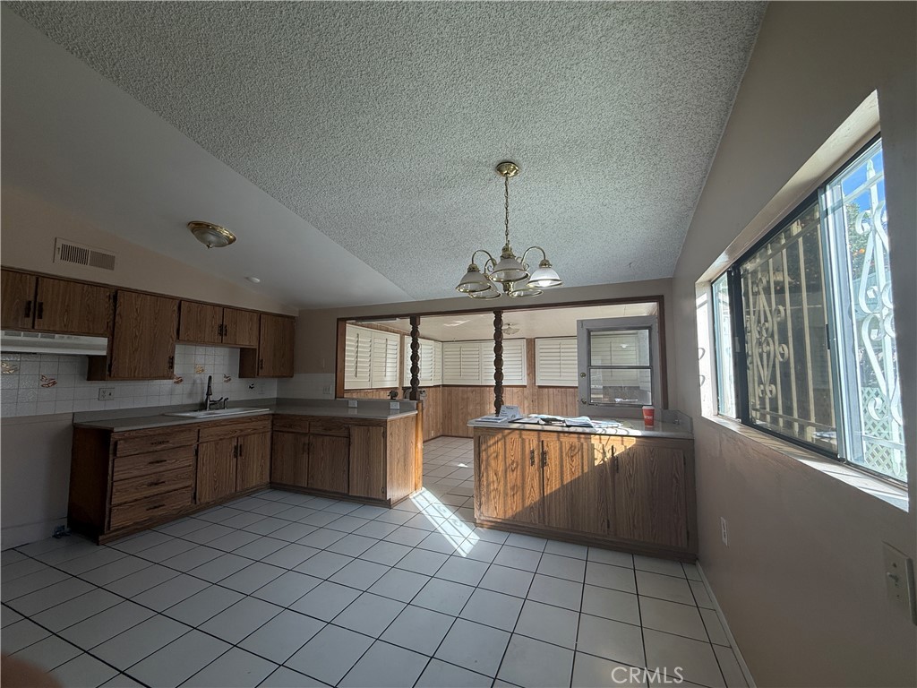 941 S Sycamore Avenue Property Photo 4