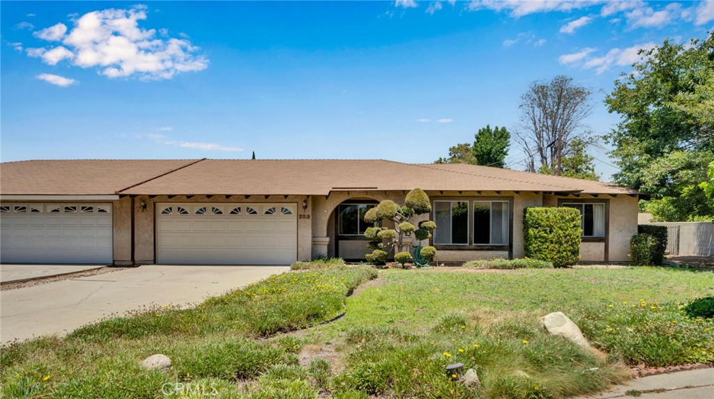 353 E Woodcroft Avenue Property Photo 1