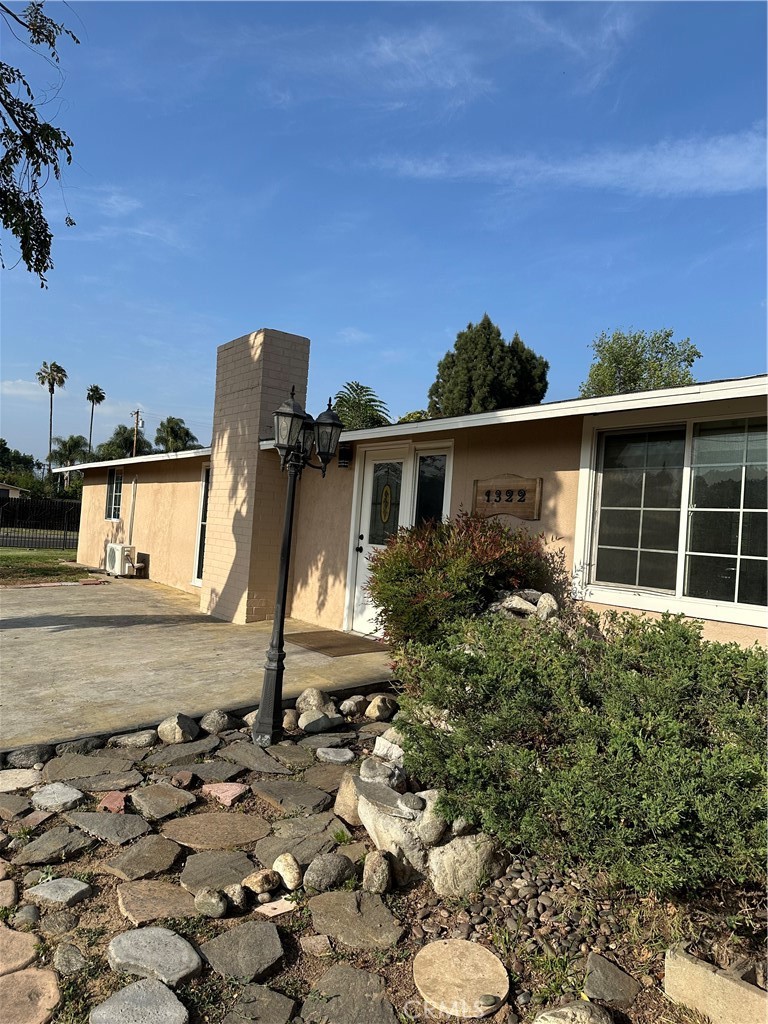 1322 S Walnut Avenue Property Photo 1