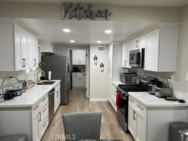 9827 Estacia Court Property Photo 4