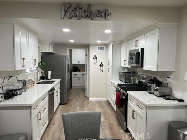 9827 Estacia Court Property Photo 12