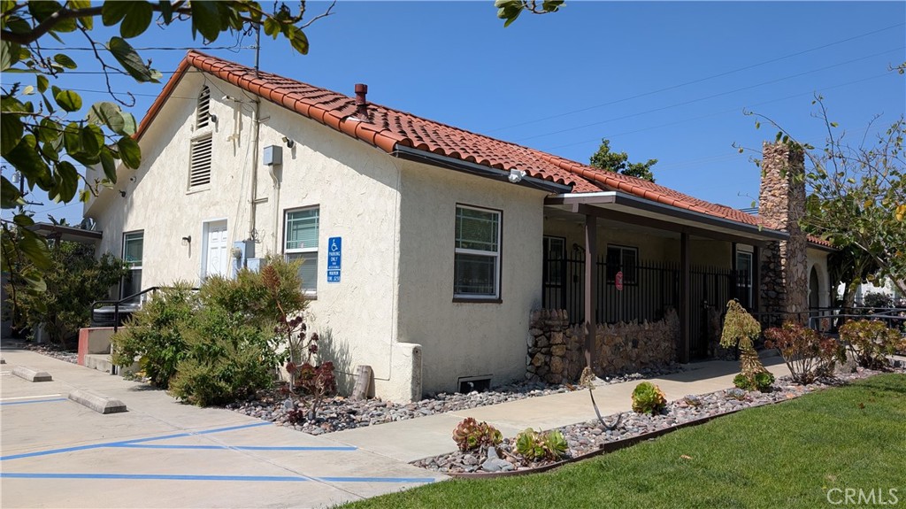 534 N Campus Avenue Property Photo 4