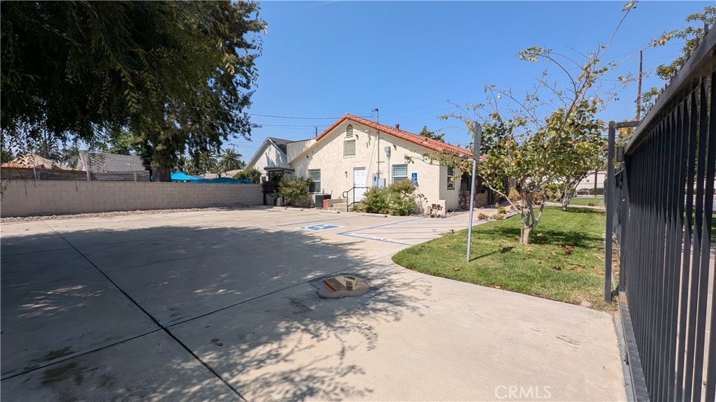 534 N Campus Avenue Property Photo 5