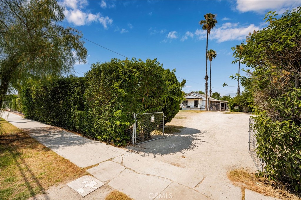 1054 W 10th Street Property Photo 1