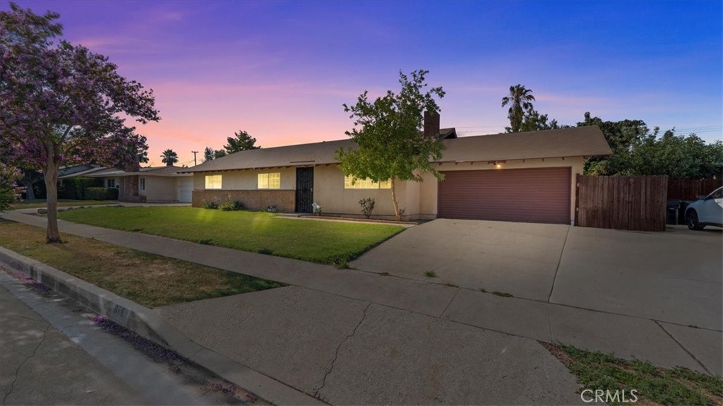 878 E Holly Street Property Photo 1